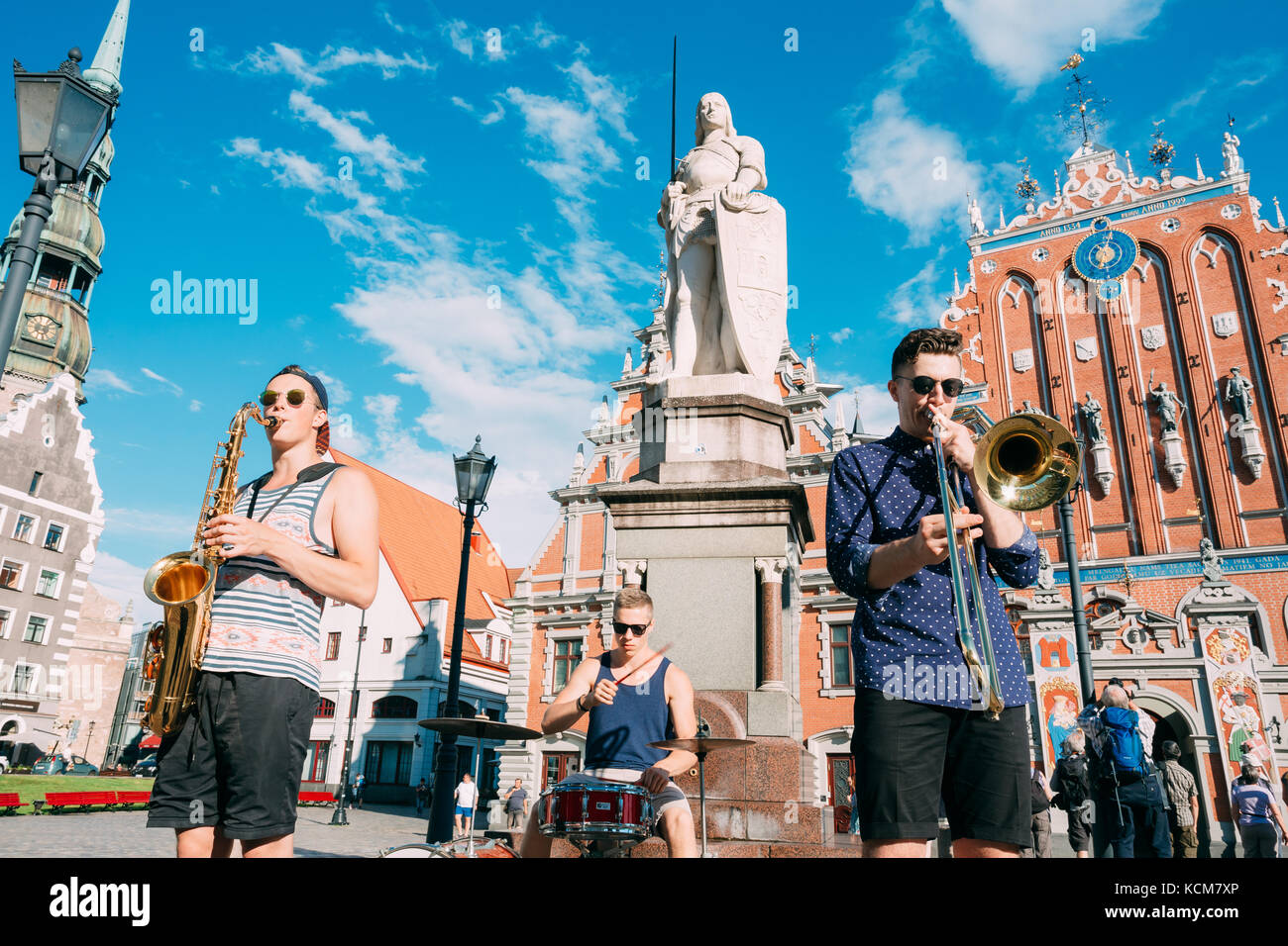 Riga, Lettland - 1. Juli 2016: Street Music Trio Band der drei jungen Musiker Kerle spielen der Instrumente für die Spende auf dem Rathausplatz, berühmten Stockfoto