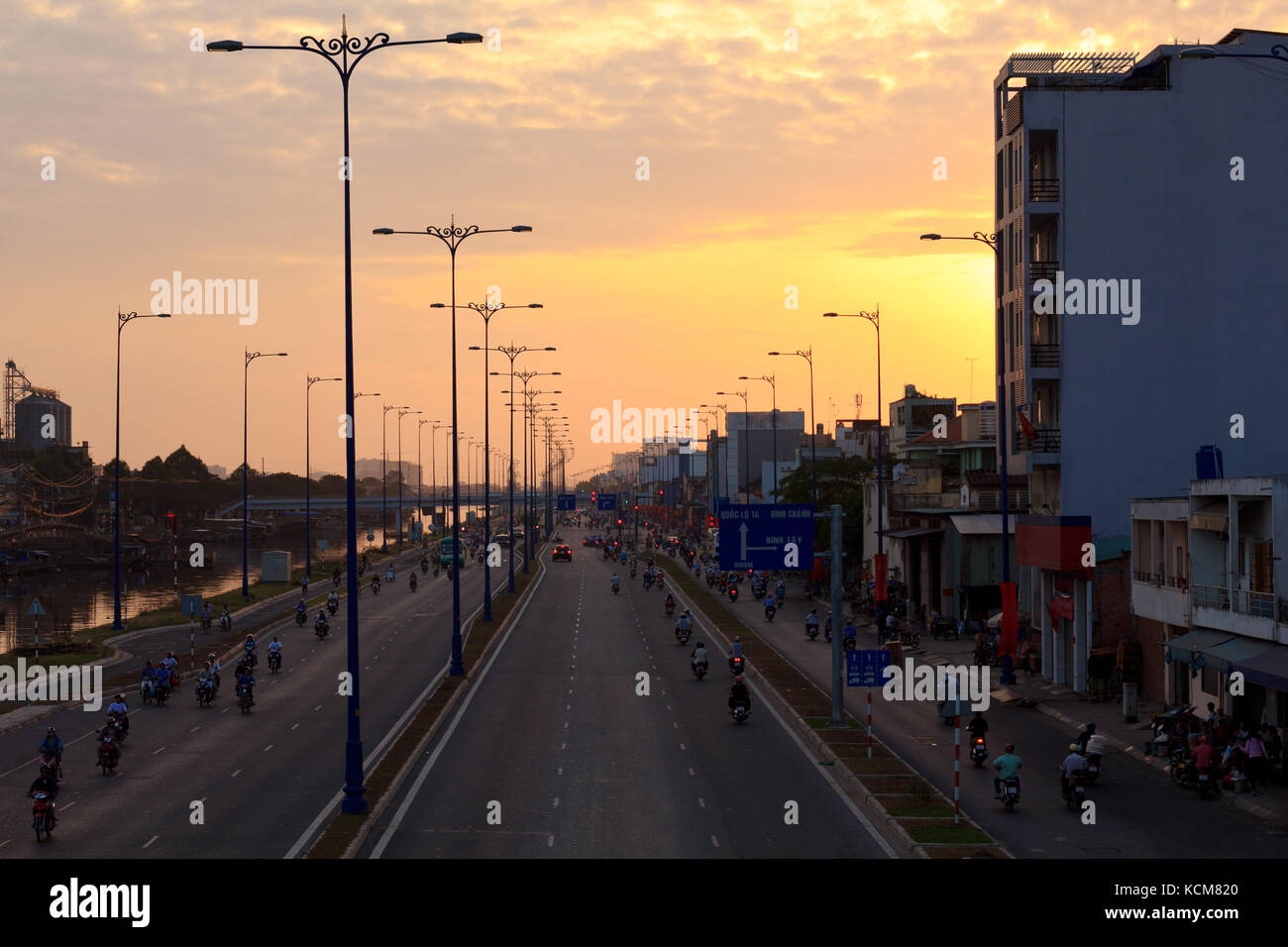 Sonnenuntergang auf Vo Van kiet Autobahn während der tet Holiday (Neujahrsfest), Ho Chi Minh City, Vietnam. Stockfoto