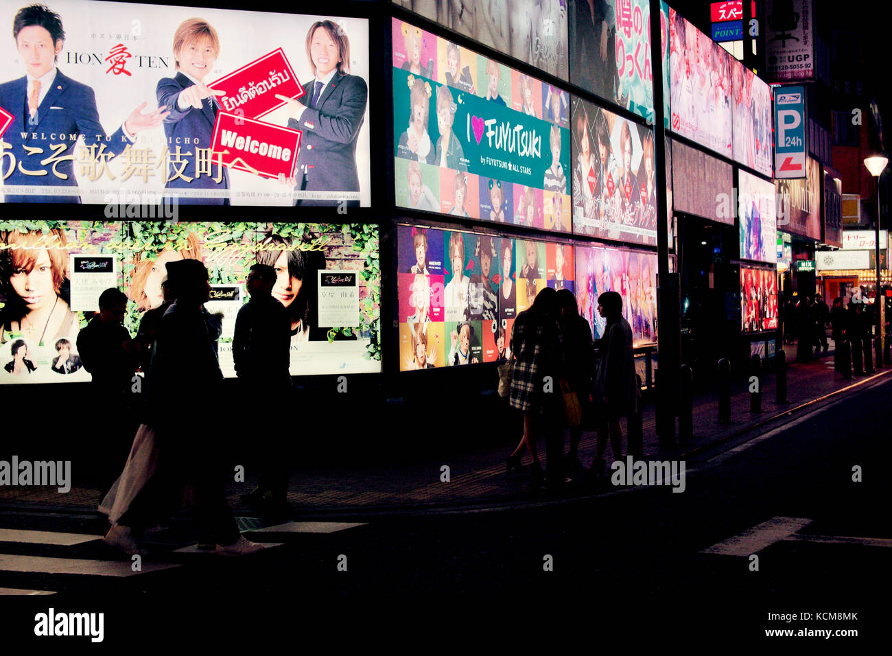 Neon Light Werbetafeln, die Host Clubs im Kabuki-Cho Rotlichtviertel in Shinjuku, Tokio, Japan, werben Stockfoto