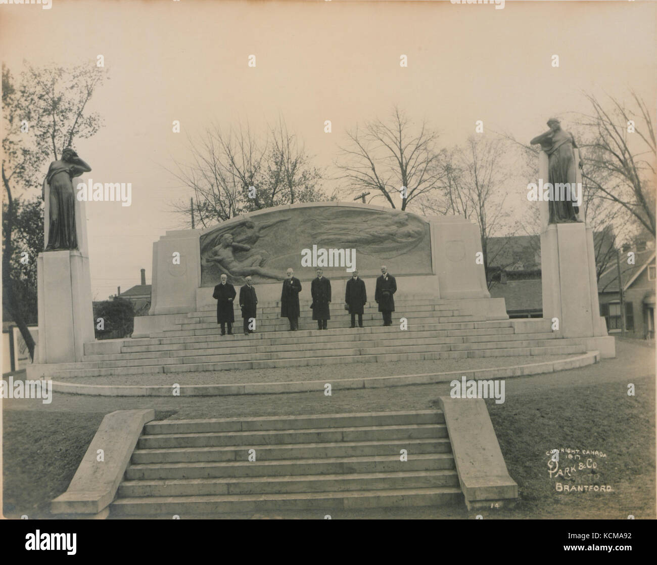Dr. Bell und ein Komitee stehen vor dem Bell Memorial und erinnern an die Errungenschaften von Alexander Graham Bell, dem Erfinder des Telefons. Dieses Foto zeigt sie auf der zweiten Stufe des Denkmals. Stockfoto