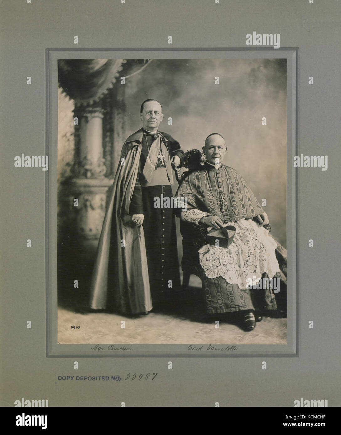 Foto mit Kardinal Serafino Vannutelli und Erzbischof Paul Bruchési, zwei hochrangigen Geistlichen der katholischen Kirche, wahrscheinlich während eines formellen religiösen Anlasses. Stockfoto