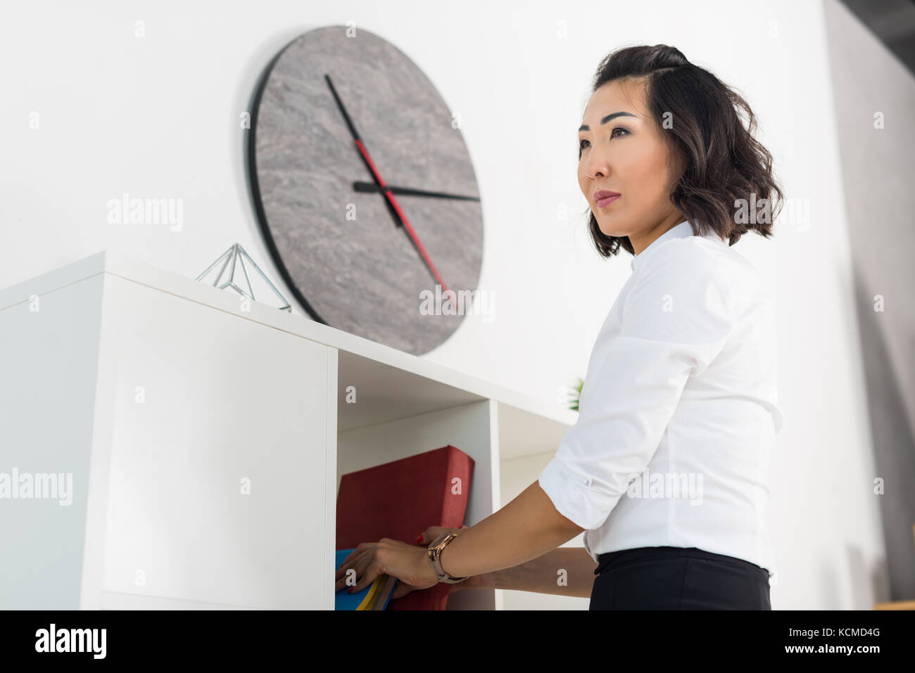 Asiatische Geschäftsfrau mit Buch Stockfoto