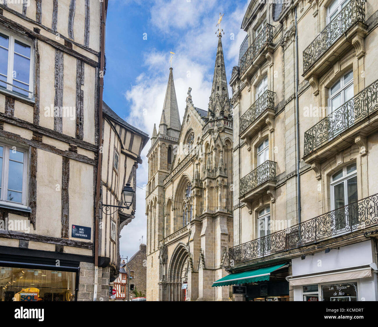 Frankreich, Bretagne, Morbihan, Vannes Vannes, gotische Kathedrale (Cathédrale Saint-Pierre de Vannes) durch die schmalen Straßen der Altstadt gesehen Stockfoto