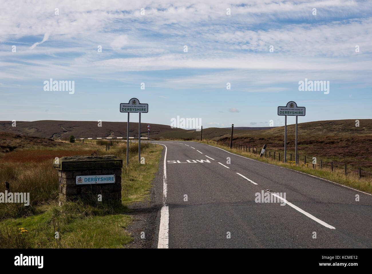 Derbyshire County Road Sign, holme Moss, uk. Grenze von Derbyshire und West Yorkshire Stockfoto