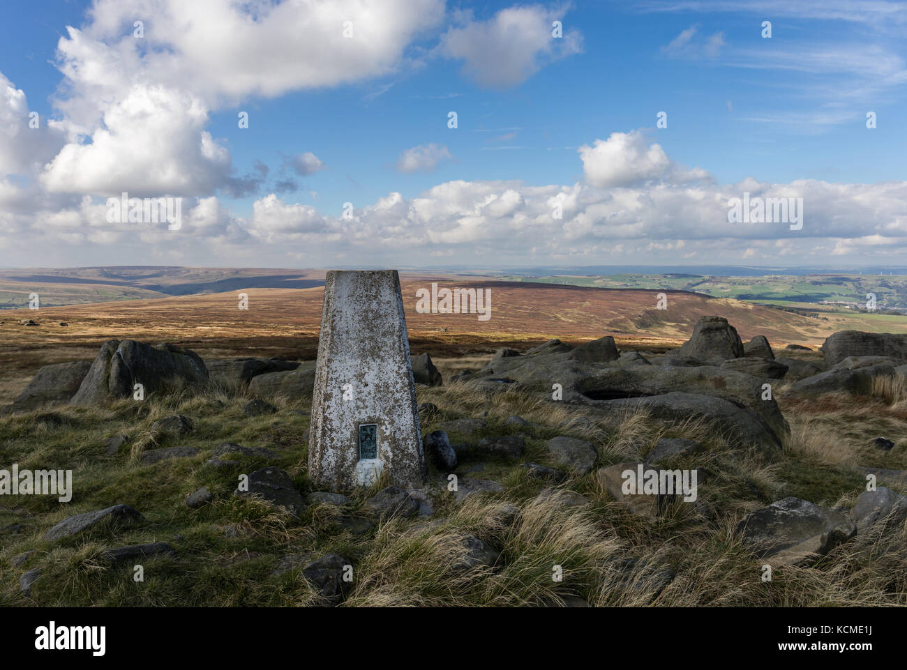 Trig Point an der Spitze von West Nab, Peak District National Park, England, Großbritannien Stockfoto