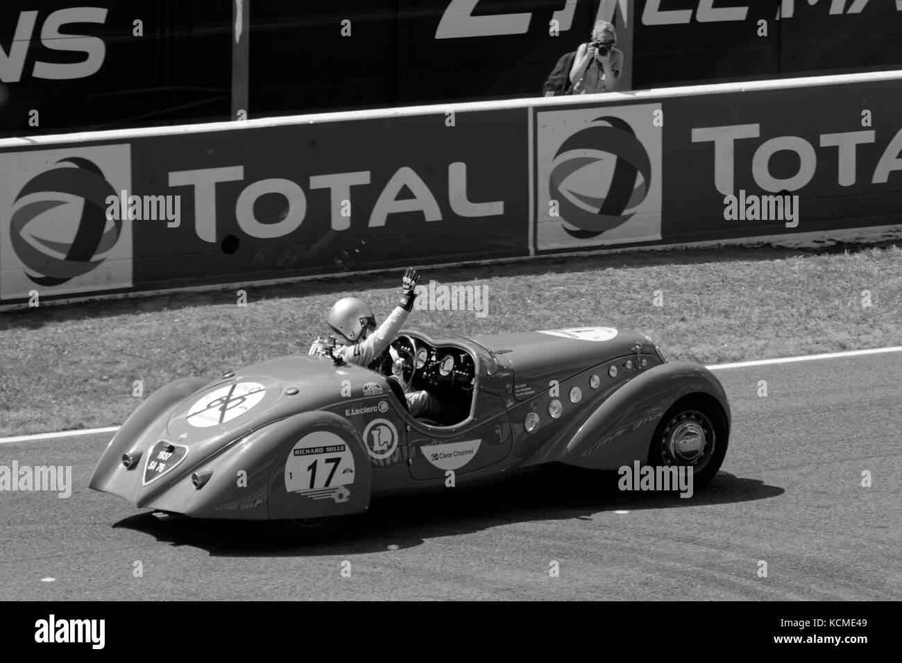 LE MANS, Frankreich, 9. Juli 2016: Alte Rennwagen bei Le Mans Classic auf der Strecke der 24 Stunden. Keine andere Veranstaltung der Welt versammelt so viele ol Stockfoto