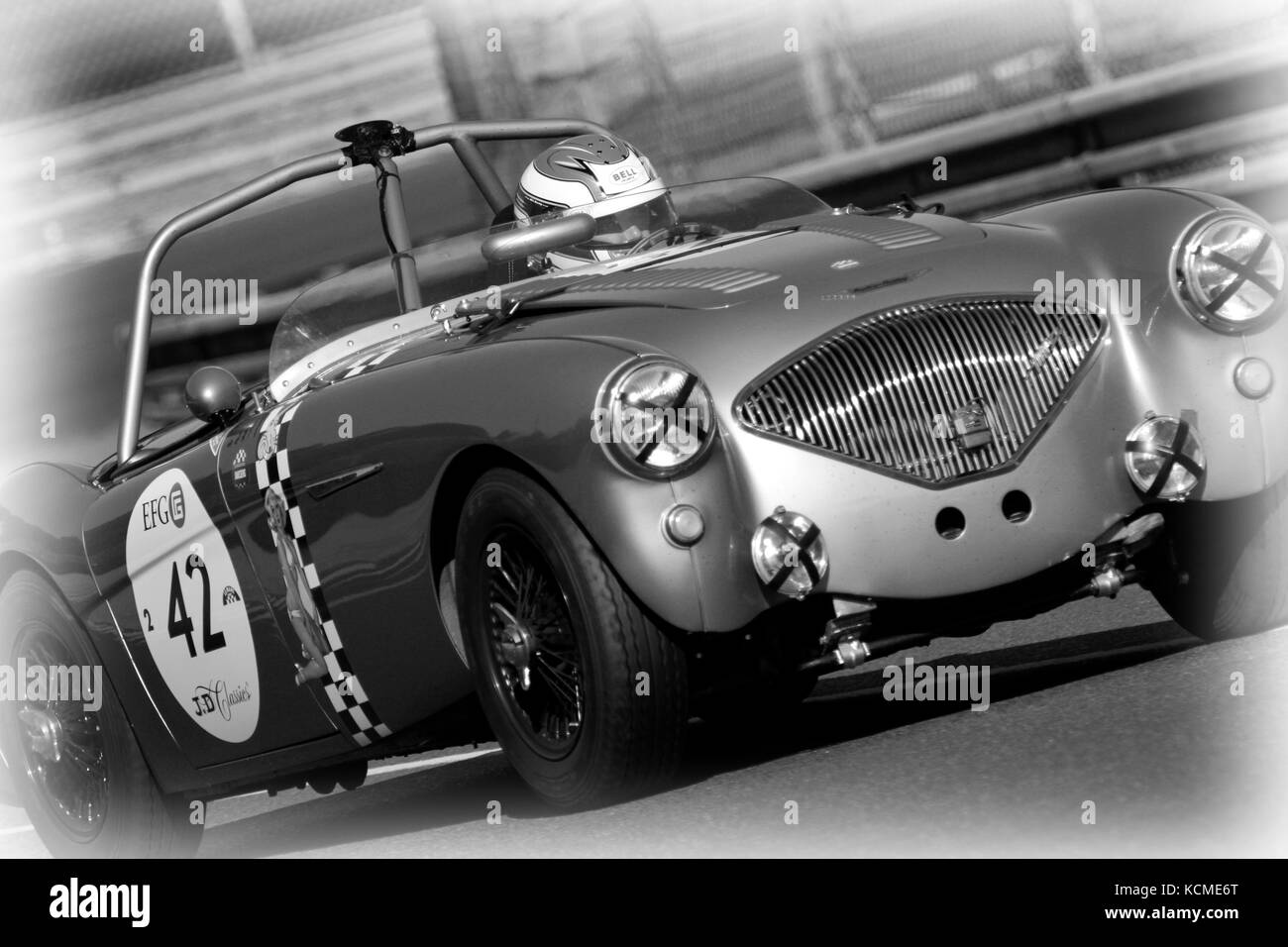 LE MANS, Frankreich, 9. Juli 2016: Alte Rennwagen in Indianapolis biegen bei der Le Mans Classic auf der Strecke der 24 Stunden. Keine andere Veranstaltung in der Welt Stockfoto