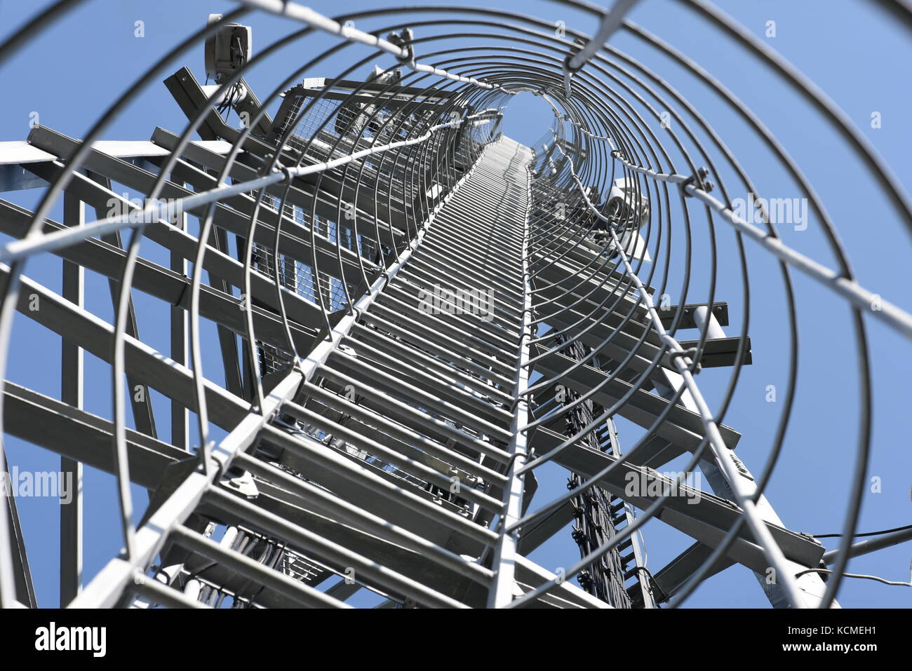 Feste Leiter für Klettern auf Telecommunication Tower Stockfoto