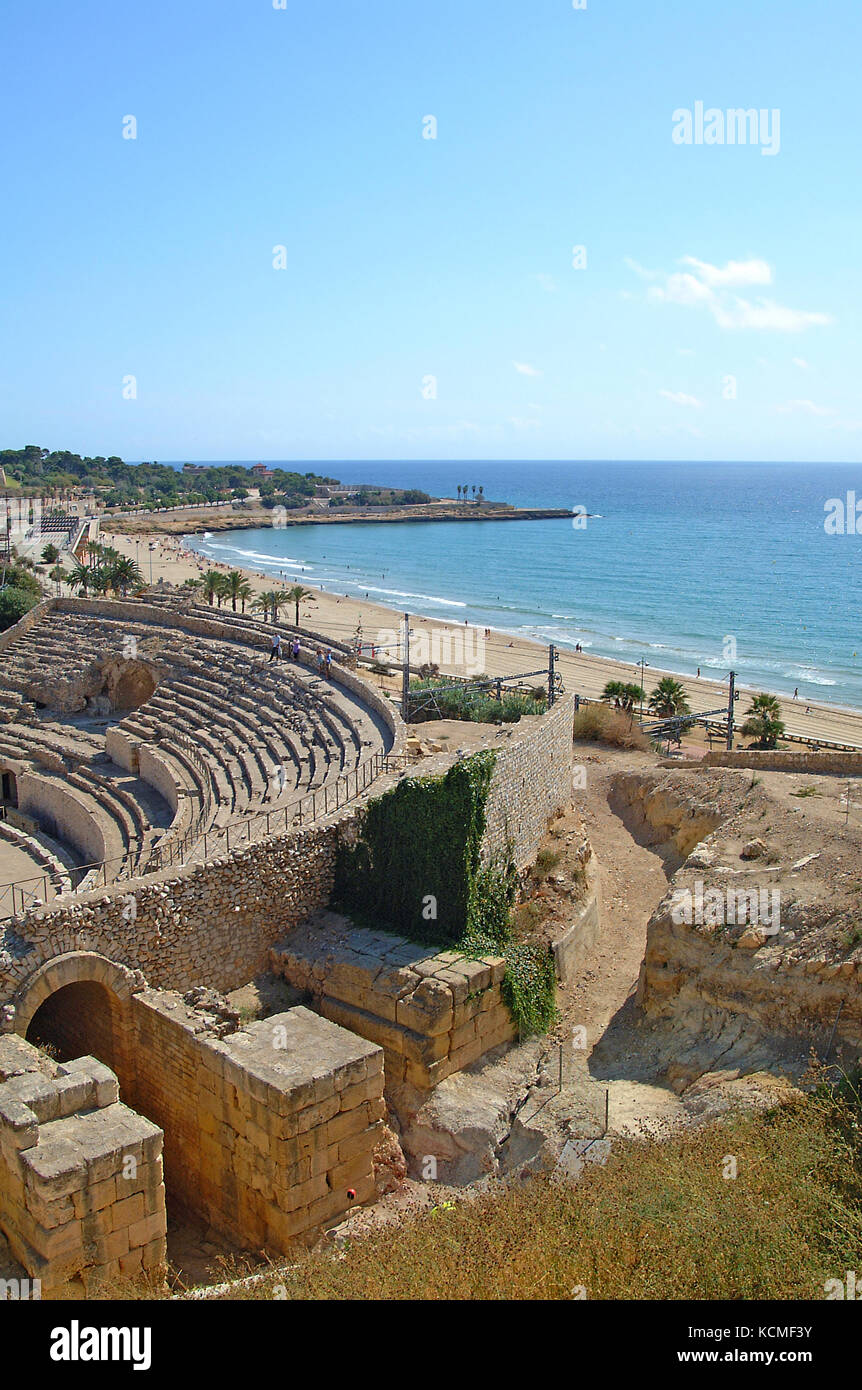 Das römische Amphitheater und Mittelmeerküste, Tarragona, Katalonien, Spanien Stockfoto