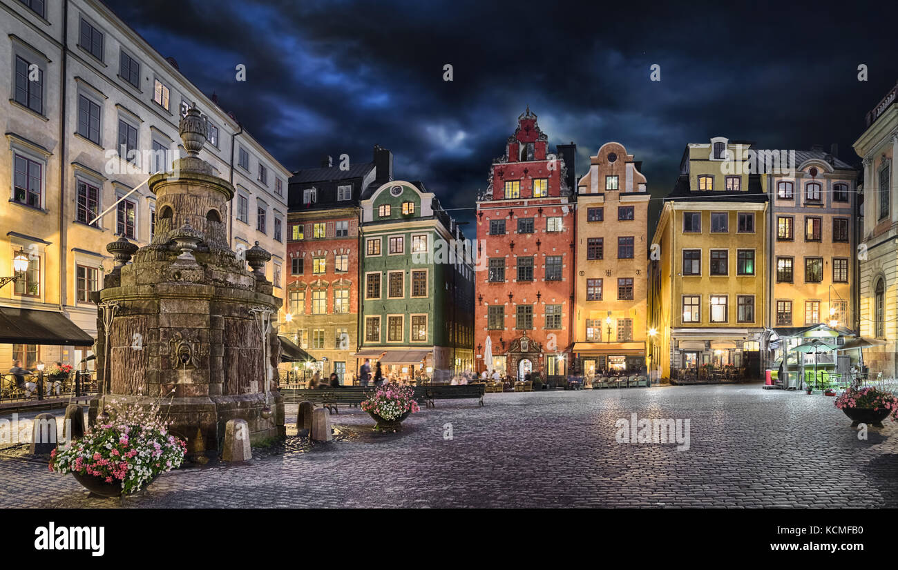 Platz Stortorget mit bunten couses im Zentrum der Altstadt (Gamla Stan) von Stockholm, Schweden in der Dämmerung Stockfoto
