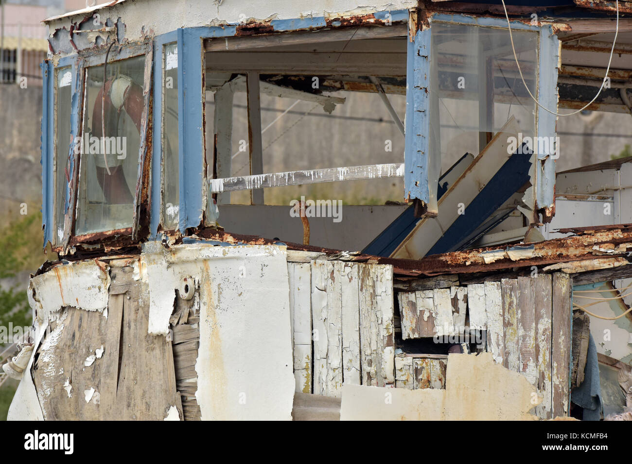 Der schiffsrumpf einer alten Boot oder Schiff zu verrotten nach links in einem Hafen in der Nähe von Korfu, Kassiopi. altes Schiff verlassen und vergessen. vernachlässigt Boote. Stockfoto