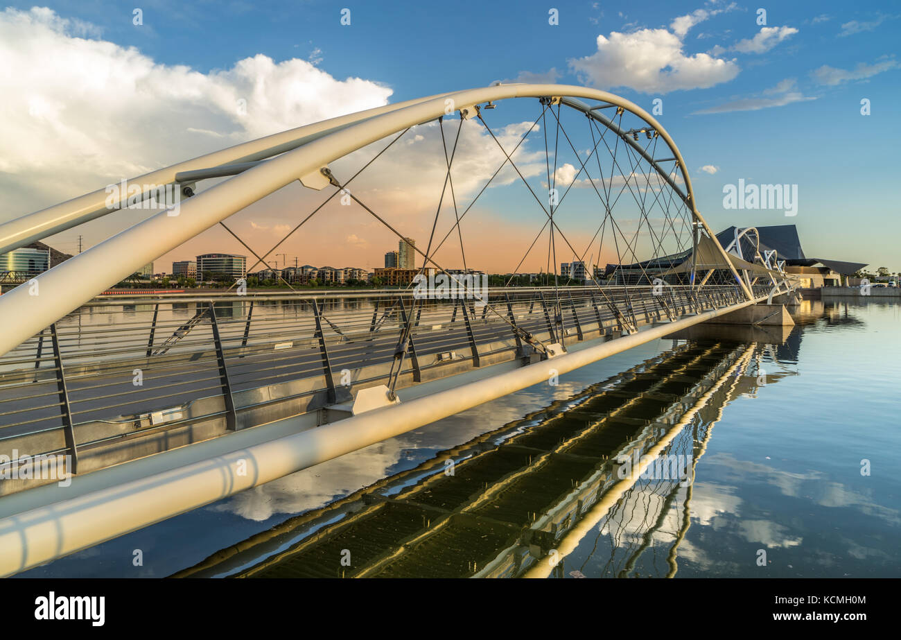 Die Town Lake Fußgängerbrücke über den Salt River in Tempe Arizona in der Nähe des Tempe Center for Arts. Stockfoto