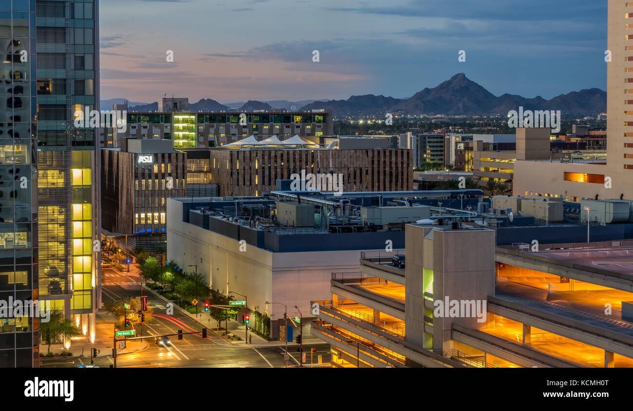 Phoenix Arizona usa - 28.August 2017. Phoenix am Abend Blick auf die Stadt mit den Bergen im Hintergrund Stockfoto