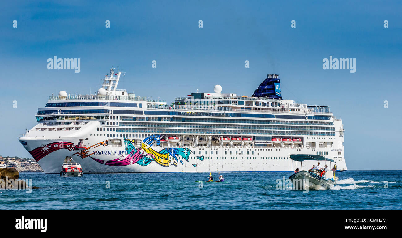 CABO SAN LUCAS, MEXIKO - 08. FEBRUAR 2017: Kreuzfahrtschiff in der Reede in der Nähe des Hafens von Cabo San Lucas Stadt - Kalifornien Halbinsel, Mexiko Stockfoto