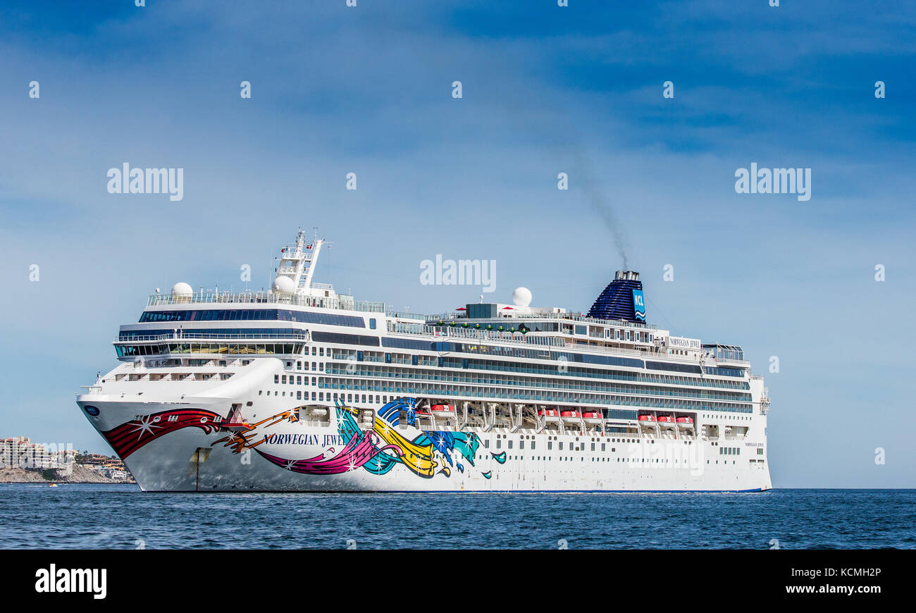 CABO SAN LUCAS, MEXIKO - 08. FEBRUAR 2017: Kreuzfahrtschiff in der Reede in der Nähe des Hafens von Cabo San Lucas Stadt - Kalifornien Halbinsel, Mexiko Stockfoto