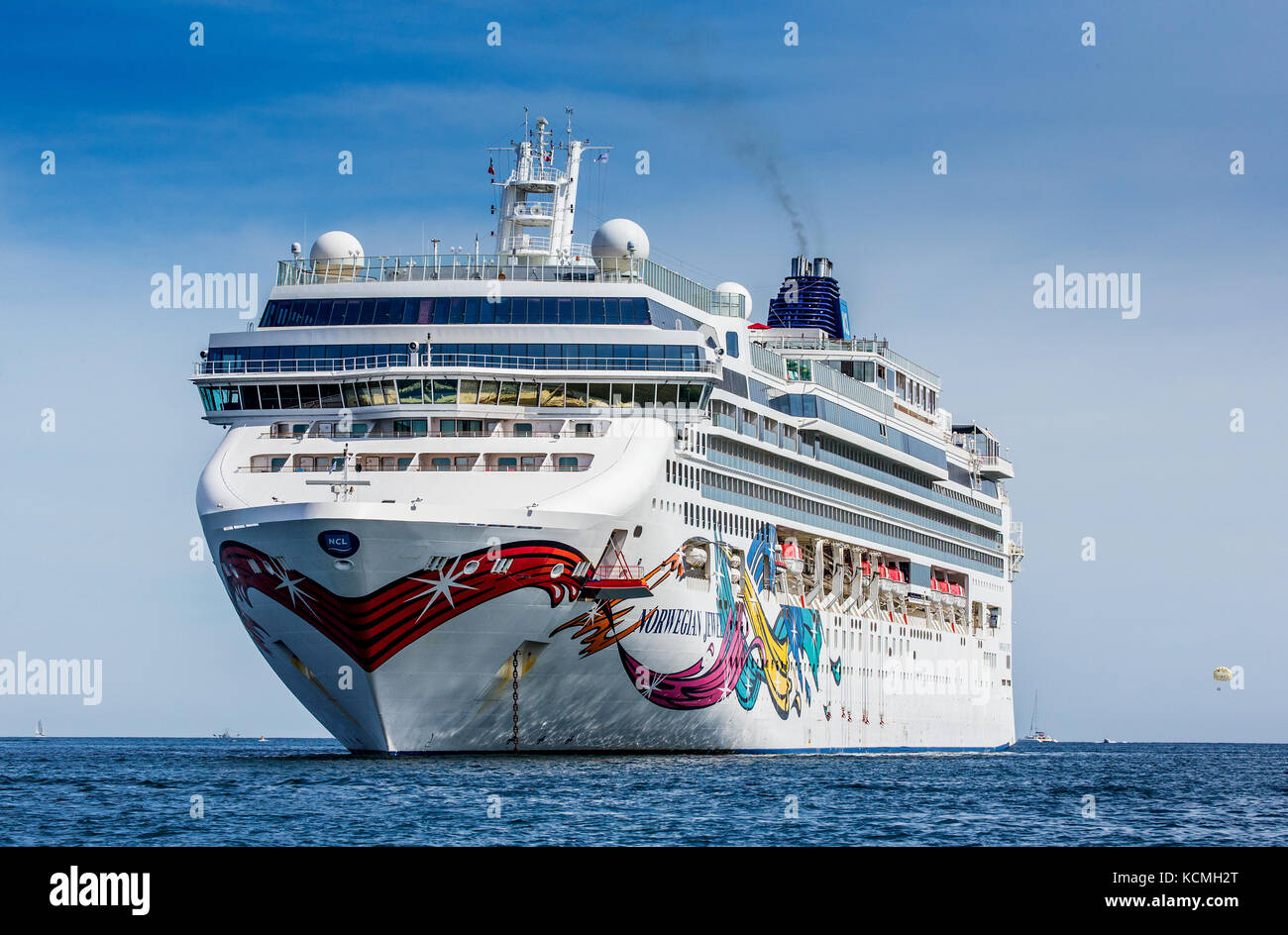 CABO SAN LUCAS, MEXIKO - 08. FEBRUAR 2017: Kreuzfahrtschiff in der Reede in der Nähe des Hafens von Cabo San Lucas Stadt - Kalifornien Halbinsel, Mexiko Stockfoto