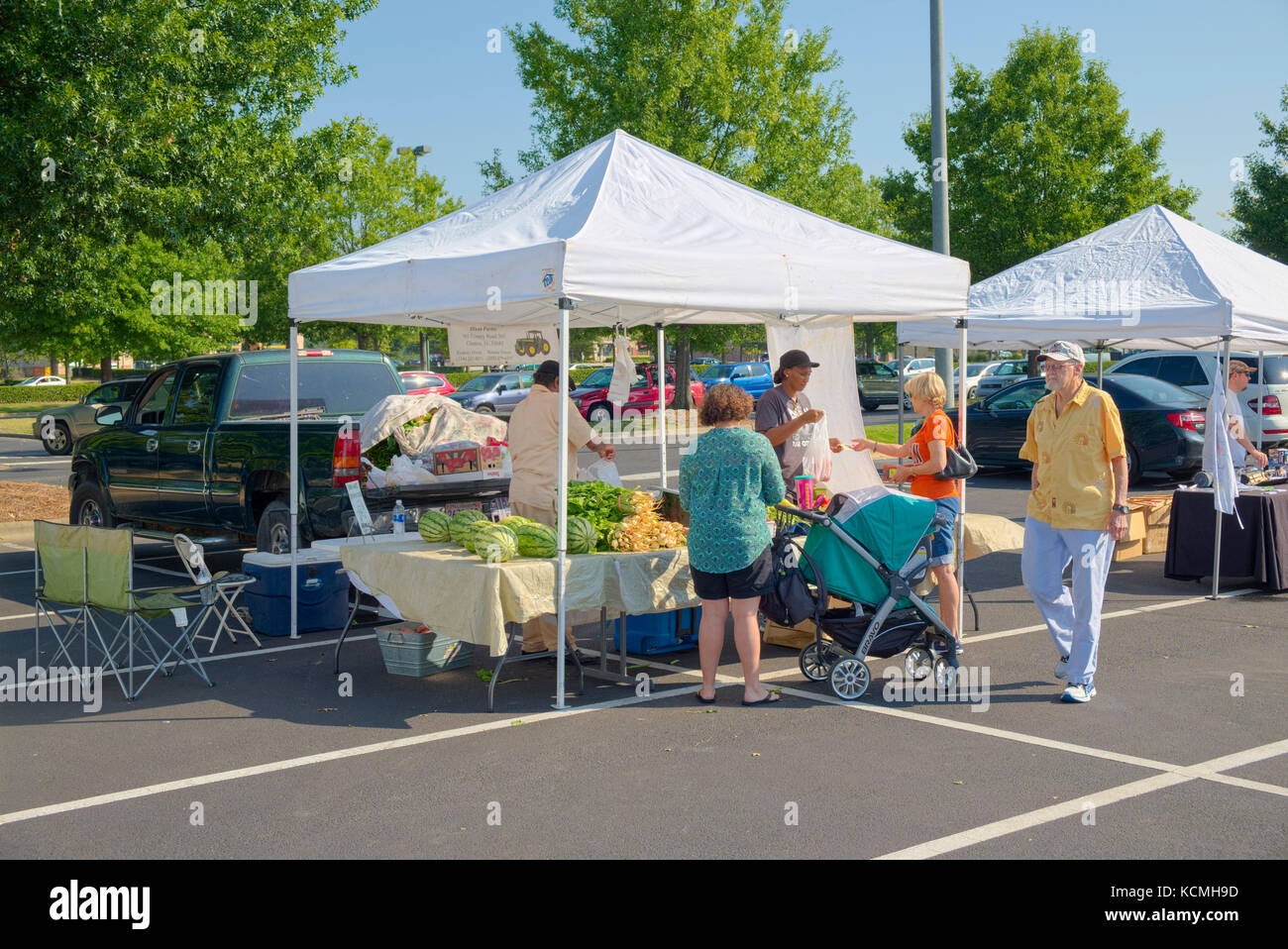 Der kleine Bauernmarkt mit Anbietern verkaufen frisches Obst und Gemüse die Shoppes in eastchase, Montgomery Alabama, USA. Stockfoto