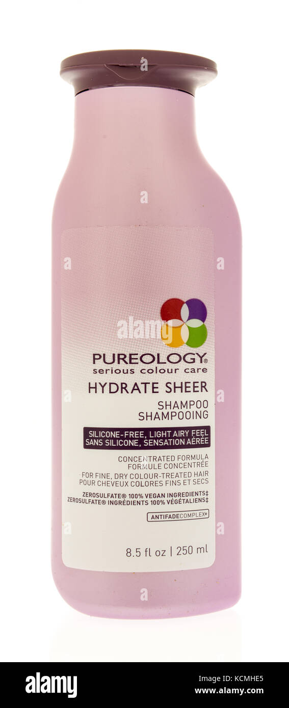Winneconne, WI - 29. September 2017: eine Flasche Pureology Shampoo auf einem isolierten Hintergrund. Stockfoto