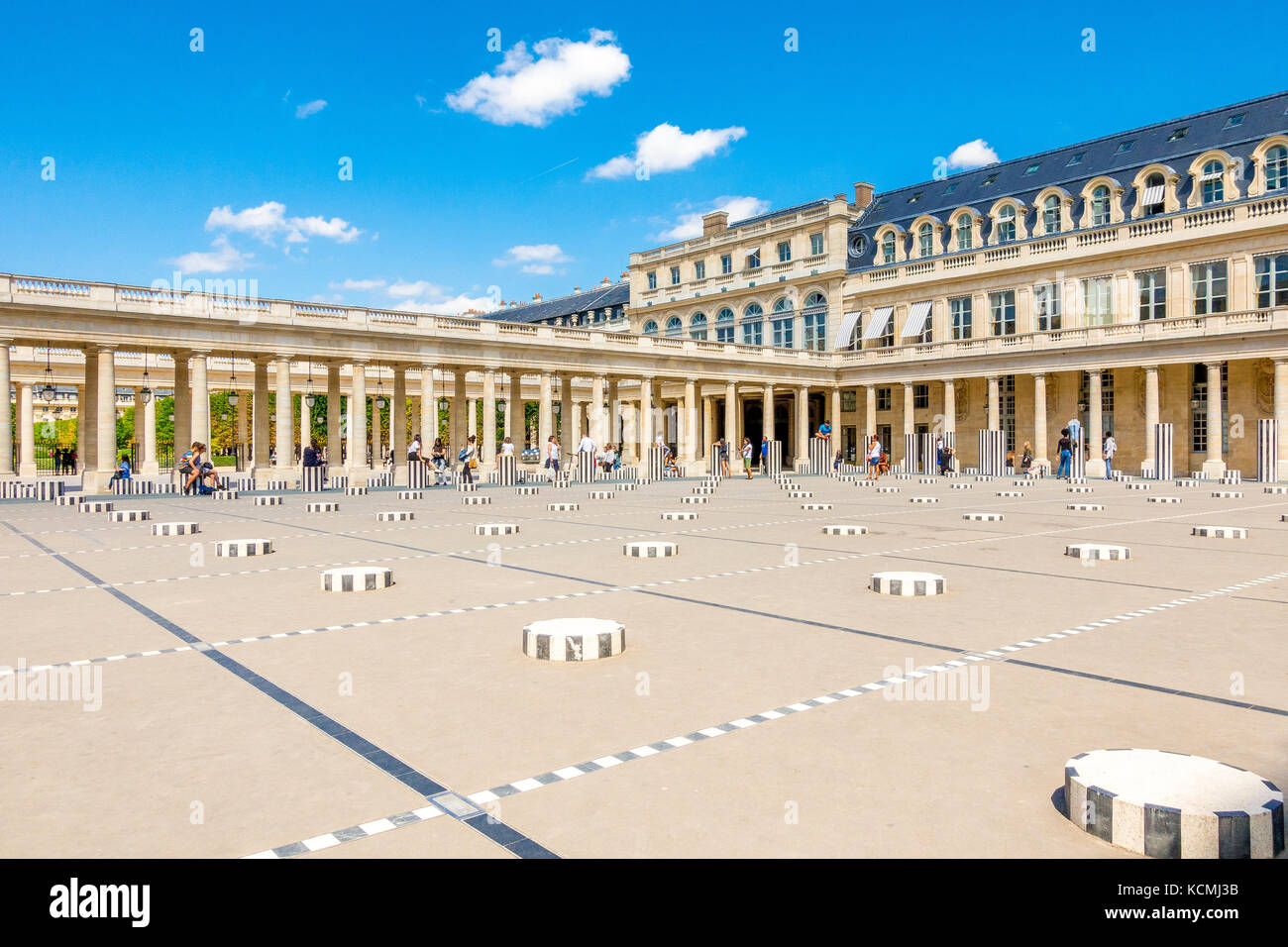 Die Cour d'Honneur enthält 280 schwarz-weiß gestreiften Säulen bekannt als Les Colonnes de Buren Der französische Künstler Daniel Buren. Palais Royal, Pa Stockfoto