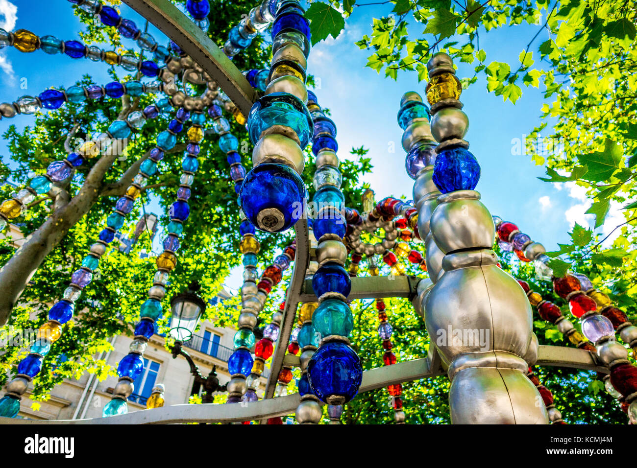 Der Eingang des Palais Royal Metro auf Platz Colette wurde von Jean-Michel Othoniel neu gestaltet, als die "Kiosque des noctambules' Stockfoto