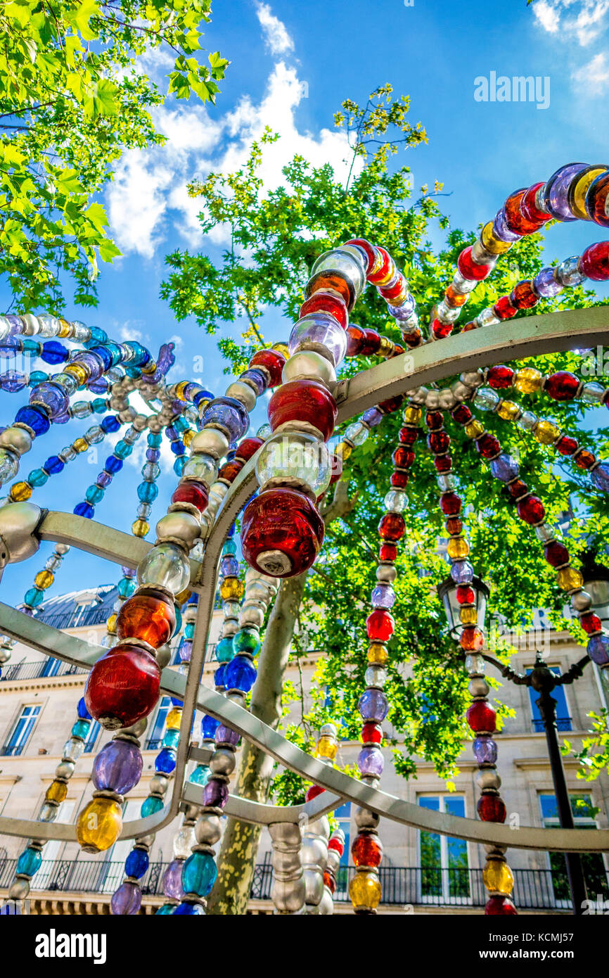 Der Eingang des Palais Royal Metro auf Platz Colette wurde von Jean-Michel Othoniel neu gestaltet, als die "Kiosque des noctambules' Stockfoto