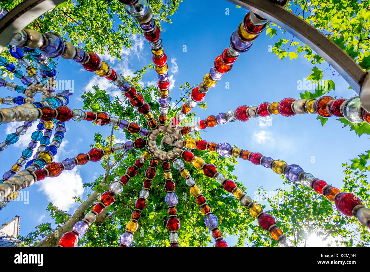 Der Eingang des Palais Royal Metro auf Platz Colette wurde von Jean-Michel Othoniel neu gestaltet, als die "Kiosque des noctambules' Stockfoto