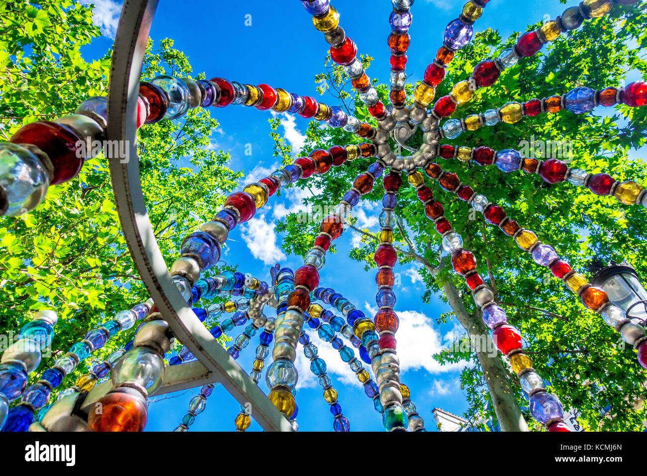 Der Eingang des Palais Royal Metro auf Platz Colette wurde von Jean-Michel Othoniel neu gestaltet, als die "Kiosque des noctambules' Stockfoto