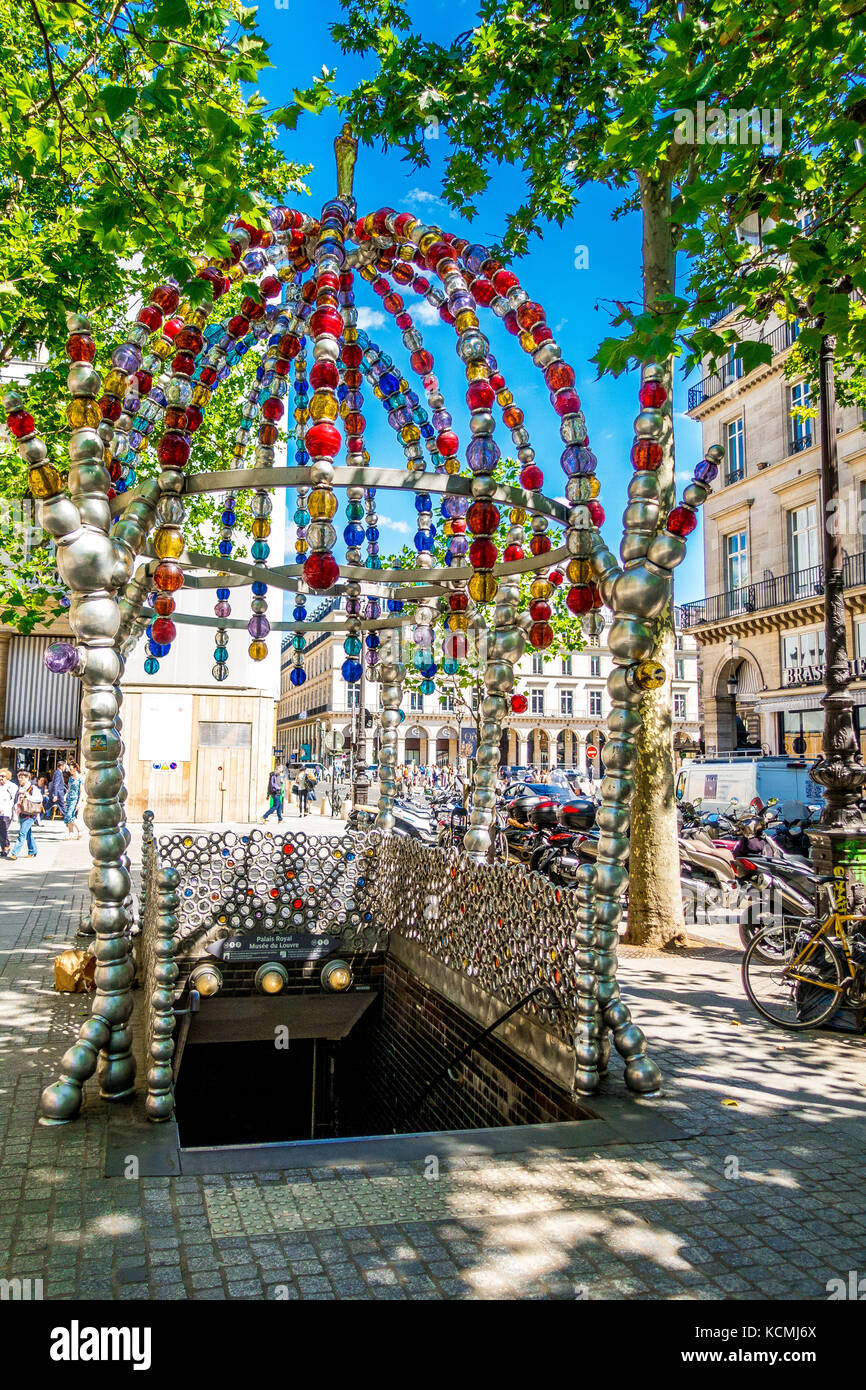 Der Eingang des Palais Royal Metro auf Platz Colette wurde von Jean-Michel Othoniel neu gestaltet, als die "Kiosque des noctambules' Stockfoto