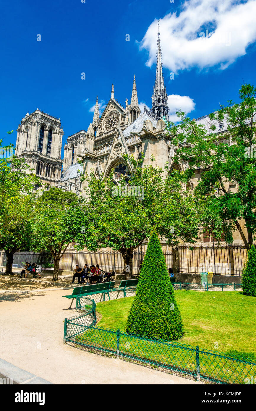 Die Ostfassade Notre Dame mit seinen kleinen Garten in Paris, Frankreich Stockfoto