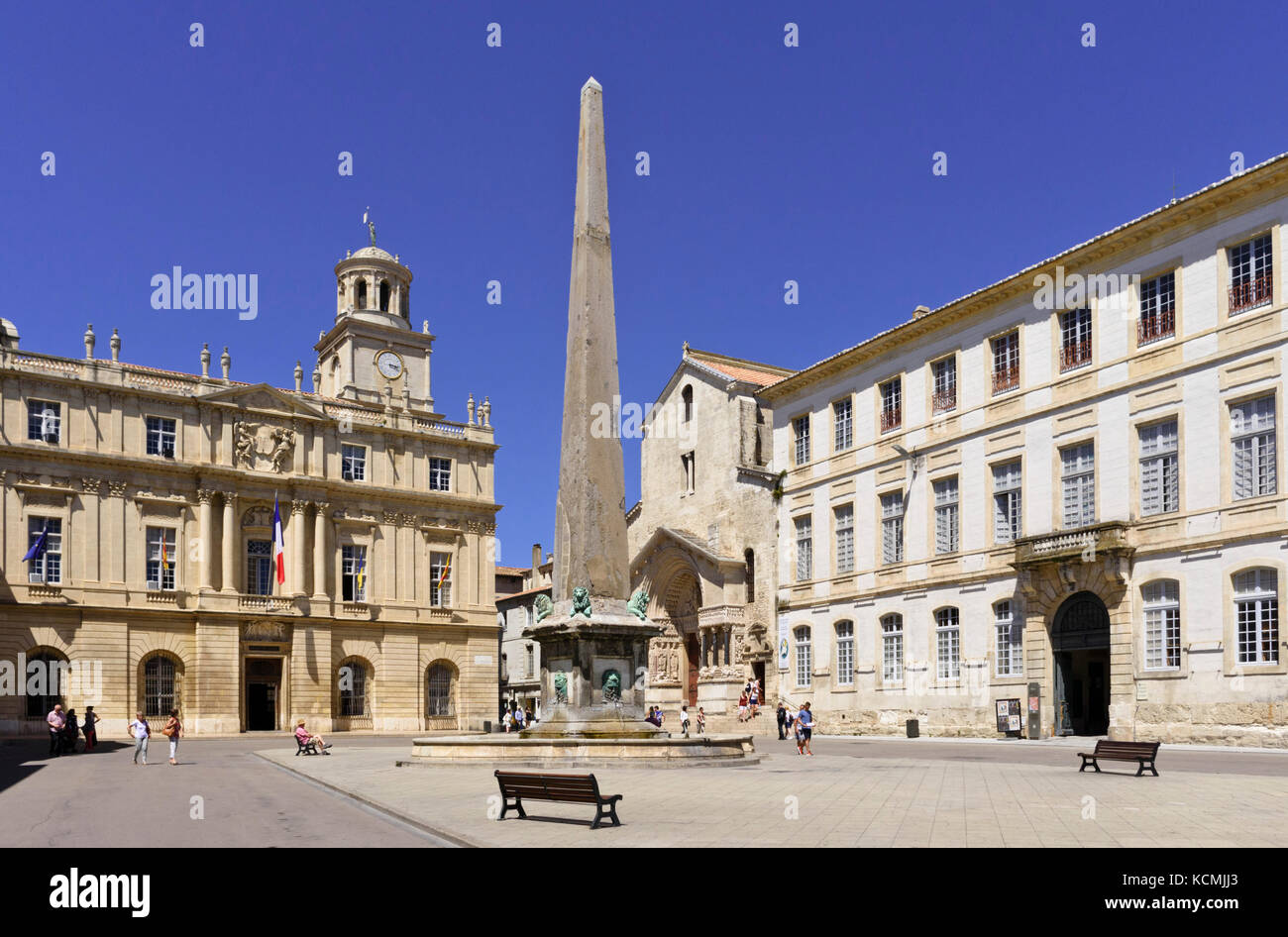Place de la République und Obelisk, Arles, Provence, Frankreich Stockfoto