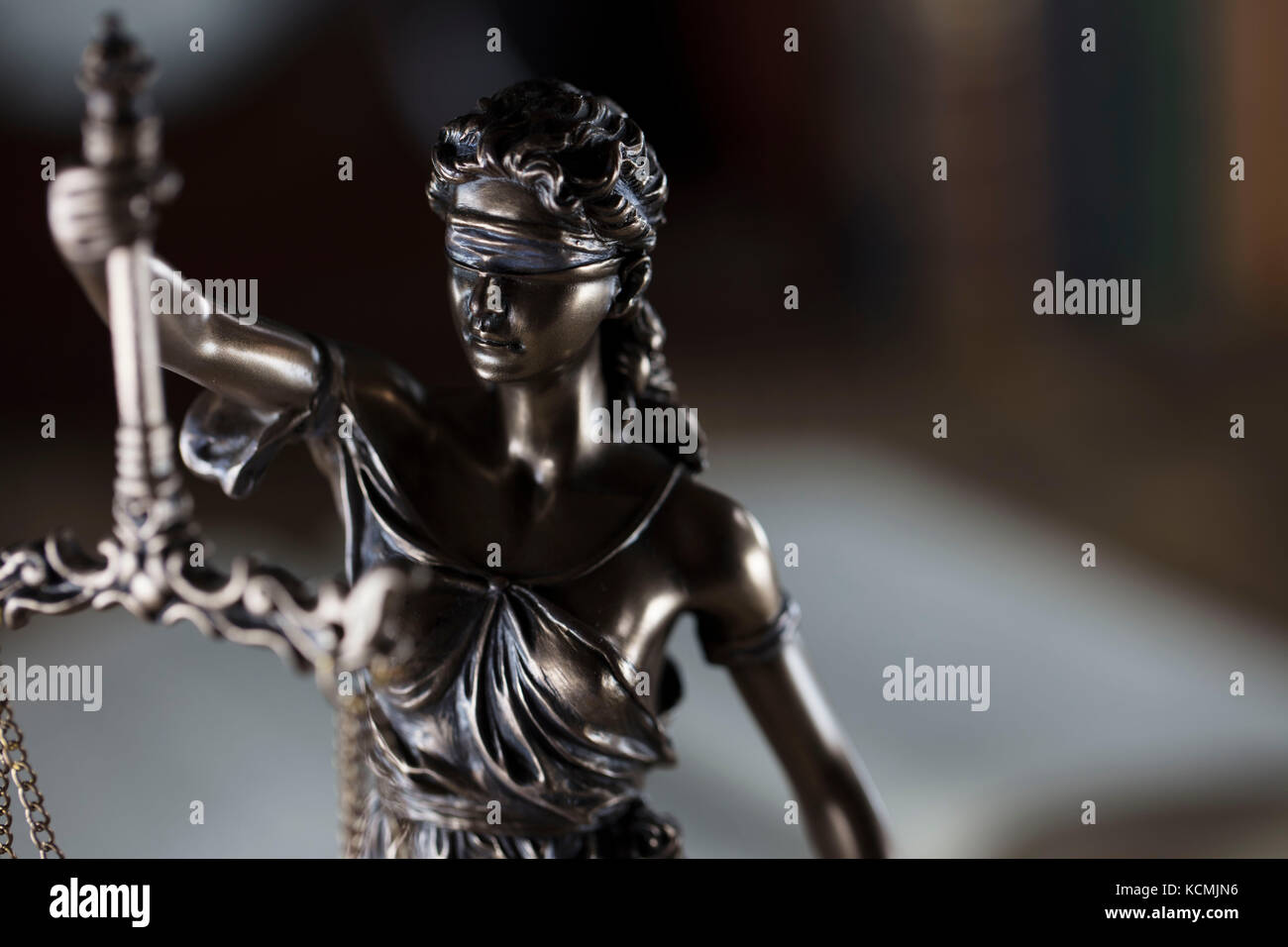 Alte Hof Bibliothek. vintage Uhr. Statue von Justiz und Hammer. Gesetz Konzept. Stockfoto