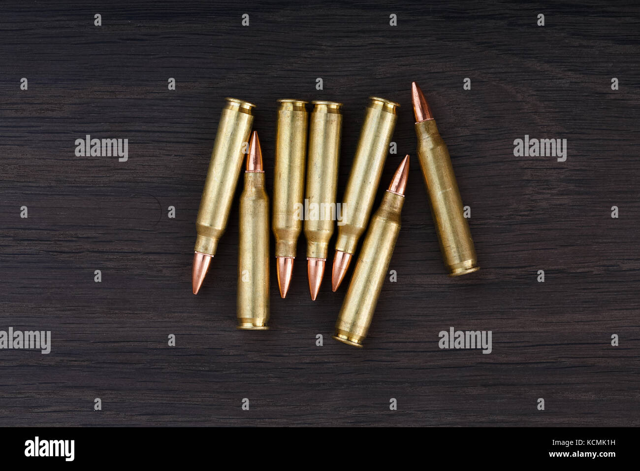 Alte Munition auf dem Holz Hintergrund. Armee Ausrüstung. Stockfoto