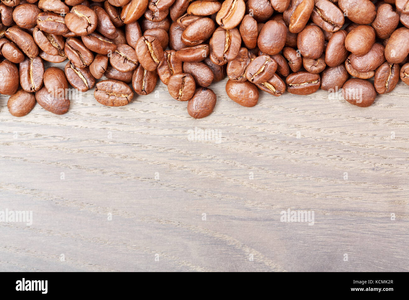 Kaffeebohnen auf Holz Hintergrund. Stockfoto