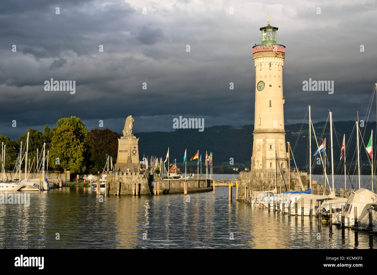 Bayerischer Löwe und Leuchtturm am Hafen, Lindau, Deutschland Stockfoto