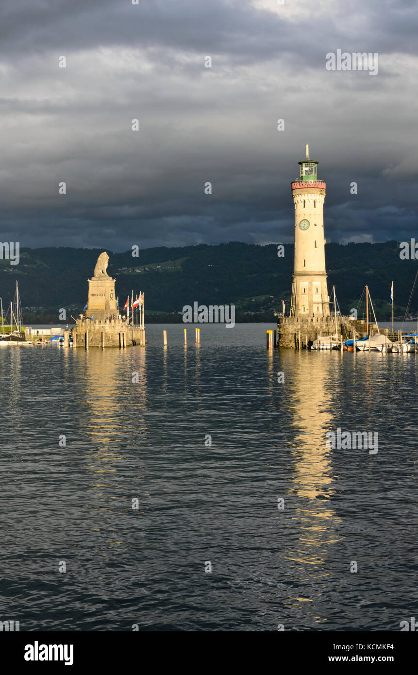 Bayerischer Löwe und Leuchtturm am Hafen, Lindau, Deutschland Stockfoto