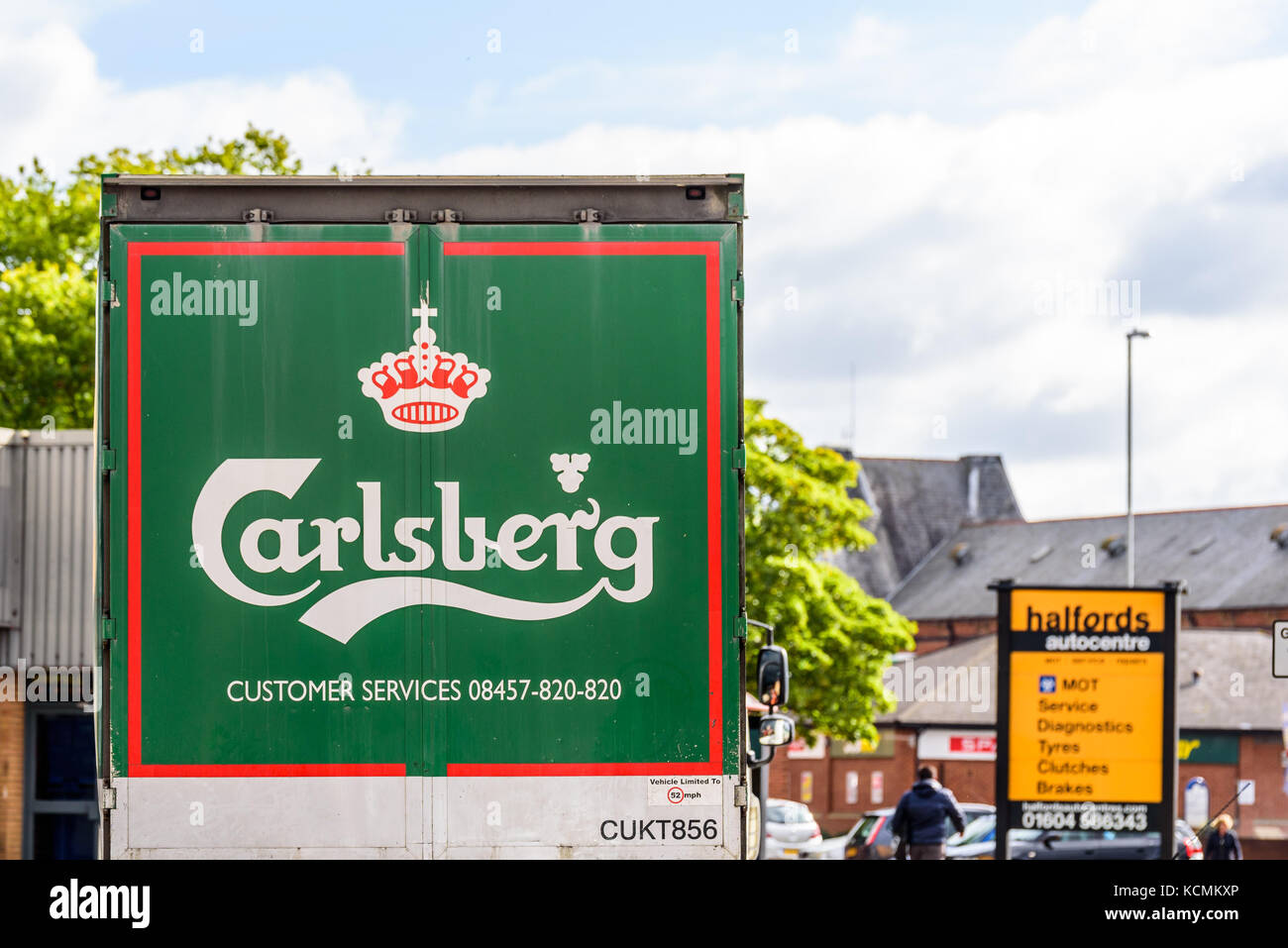 Northampton UK 5. Oktober 2017: Schild mit dem Carlsberg-Bier-Logo auf dem Lkw im Stadtzentrum von Northampton. Stockfoto