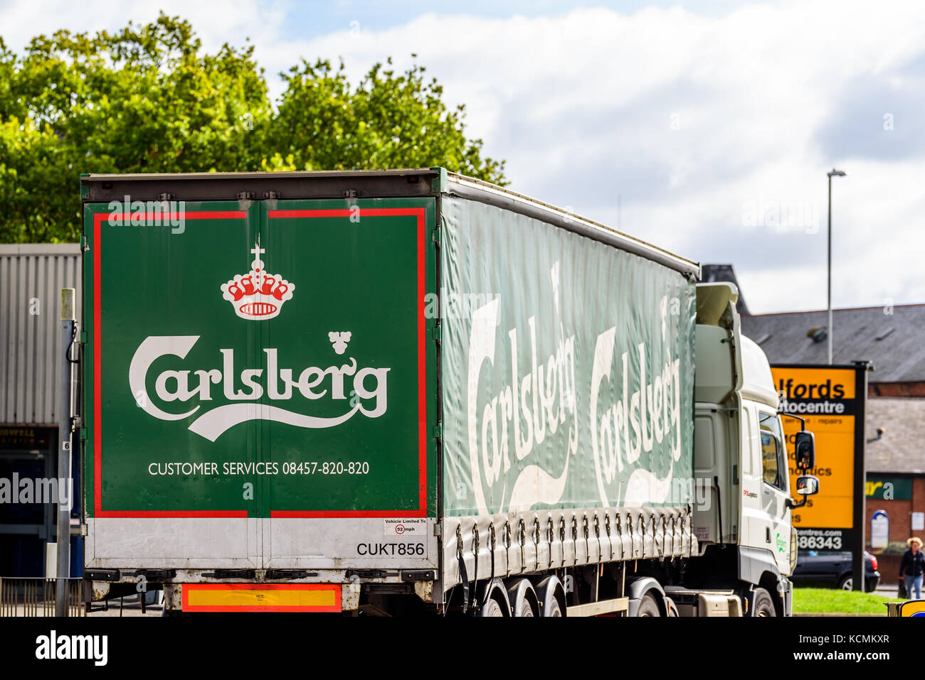 Northampton UK 5. Oktober 2017: Schild mit dem Carlsberg-Bier-Logo auf dem Lkw im Stadtzentrum von Northampton. Stockfoto