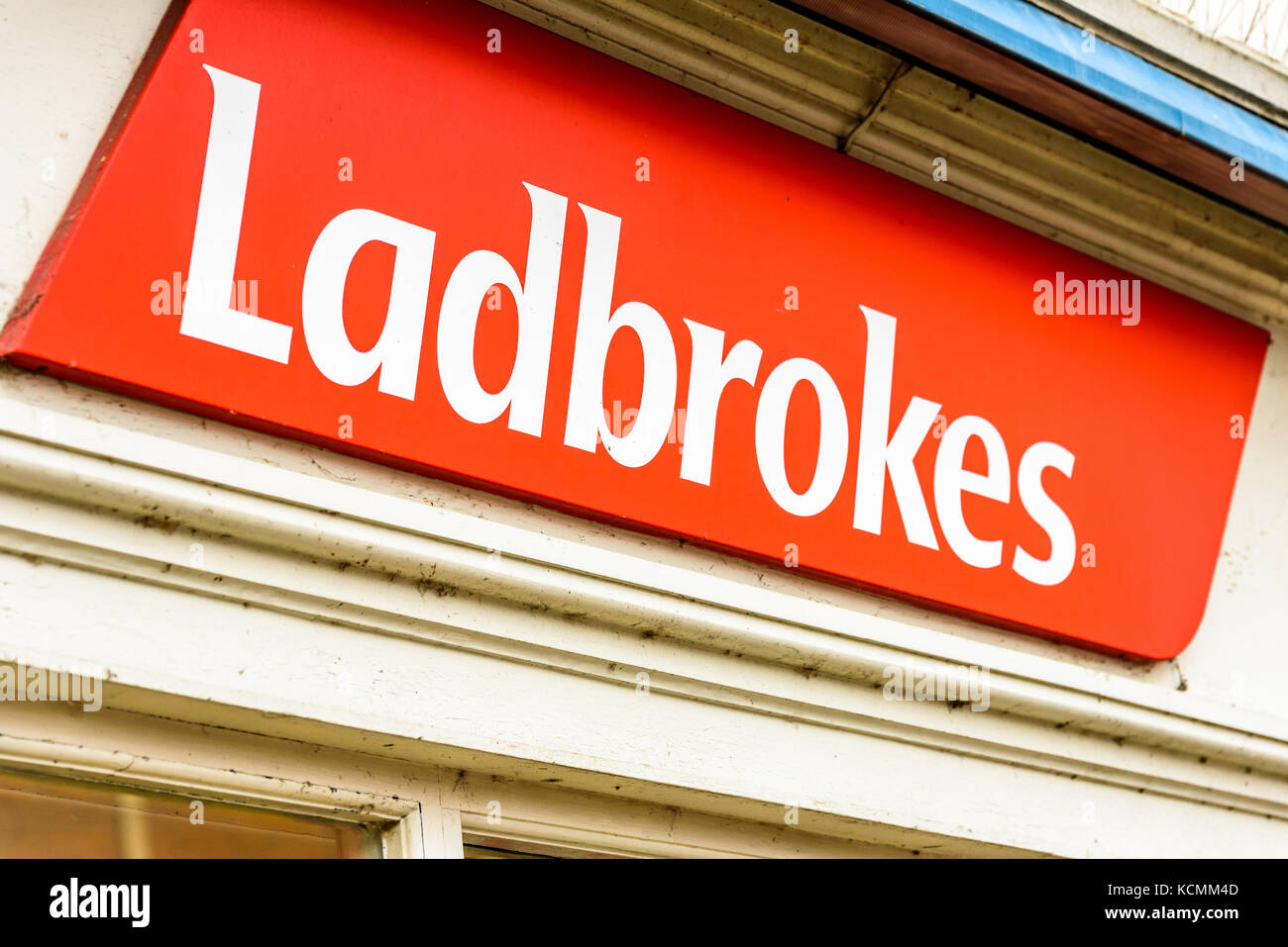 Northampton Großbritannien Oktober 5, 2017: Ladbrokes betting logo Zeichen in Northampton Town Center. Stockfoto