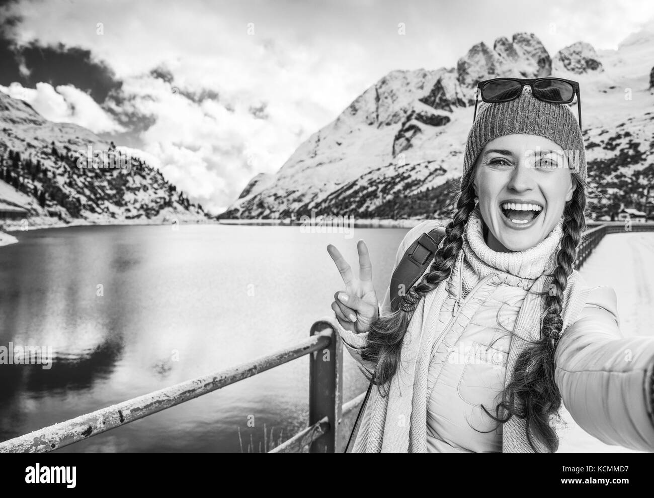 Winter auf höherer Ebene Spaß. lächelnd stilvolle touristische Frau in Südtirol, Italien selfie und Sieg Geste Stockfoto