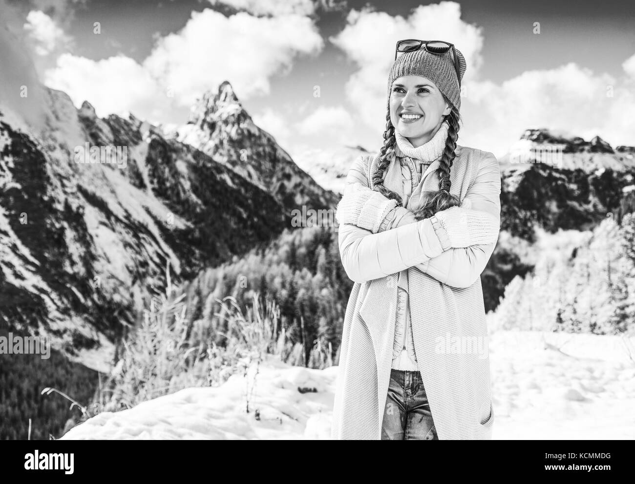 Winter auf höherer Ebene Spaß. gefrorene Lächeln moderne Frau in der Berglandschaft in Alto Adige, Italien Suche in die Ferne Stockfoto