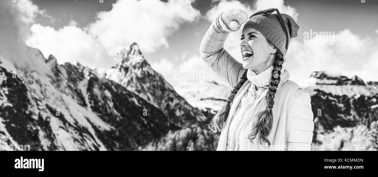 Winter auf höherer Ebene Spaß. glückliche junge Frau, die in der Bergwelt in Alto Adige, Italien Suche in die Ferne Stockfoto