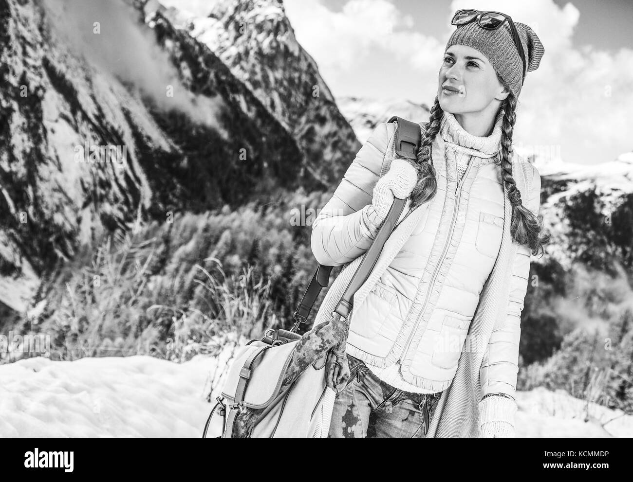 Winter auf höherer Ebene Spaß. Portrait von stilvollen reisenden Frau gegen Berglandschaft in Alto Adige, Italien Suche beiseite Stockfoto