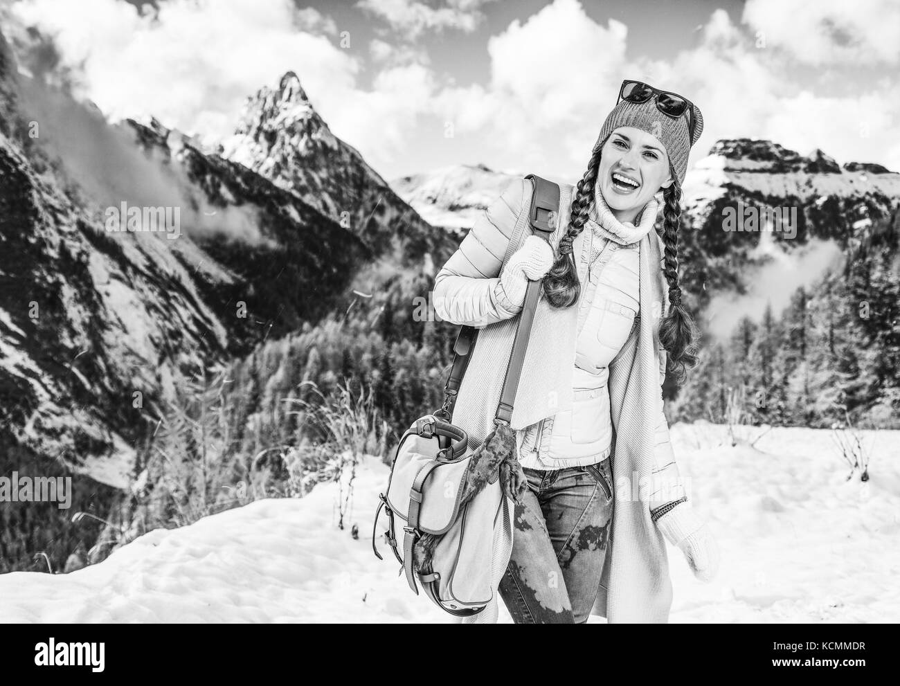Winter auf höherer Ebene Spaß. Portrait von Happy Elegant Frau gegen Bergwelt in Südtirol, Italien Stockfoto
