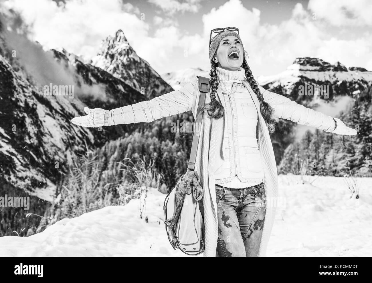 Winter auf höherer Ebene Spaß. lächelnd Elegante reisenden Frau in der Bergwelt in Alto Adige, Italien Freude Stockfoto