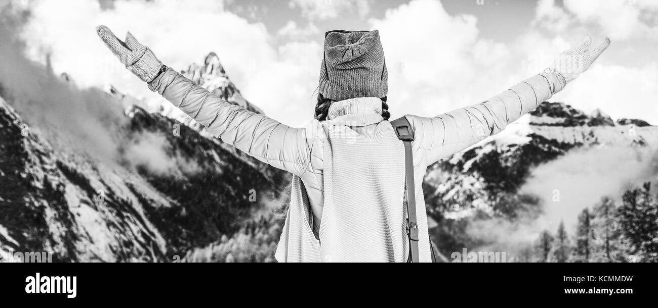 Winter auf höherer Ebene Spaß. Von hinter dem modernen Reisenden Frau in der Bergwelt in Südtirol, Italien Freude Stockfoto