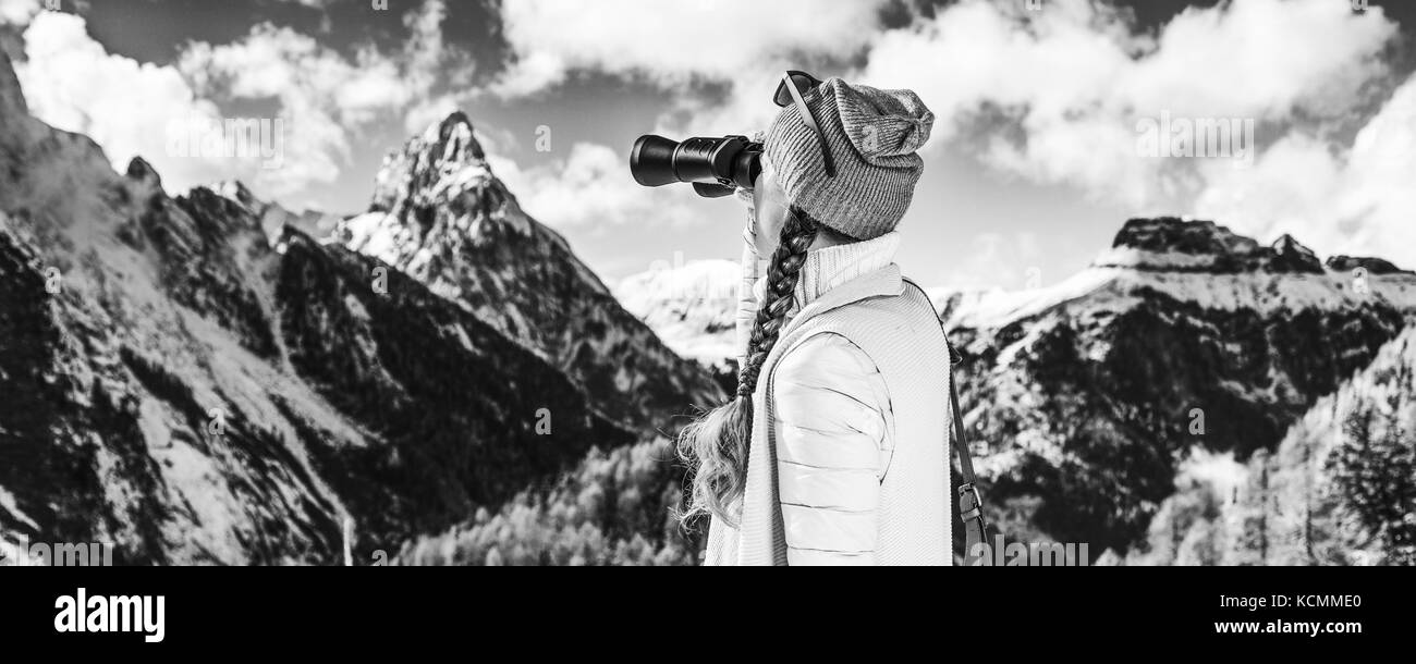 Winter auf höherer Ebene Spaß. Hinter der stilvollen reisenden Frau gegen Bergwelt in Südtirol, Italien Blick in die Ferne durch Stockfoto