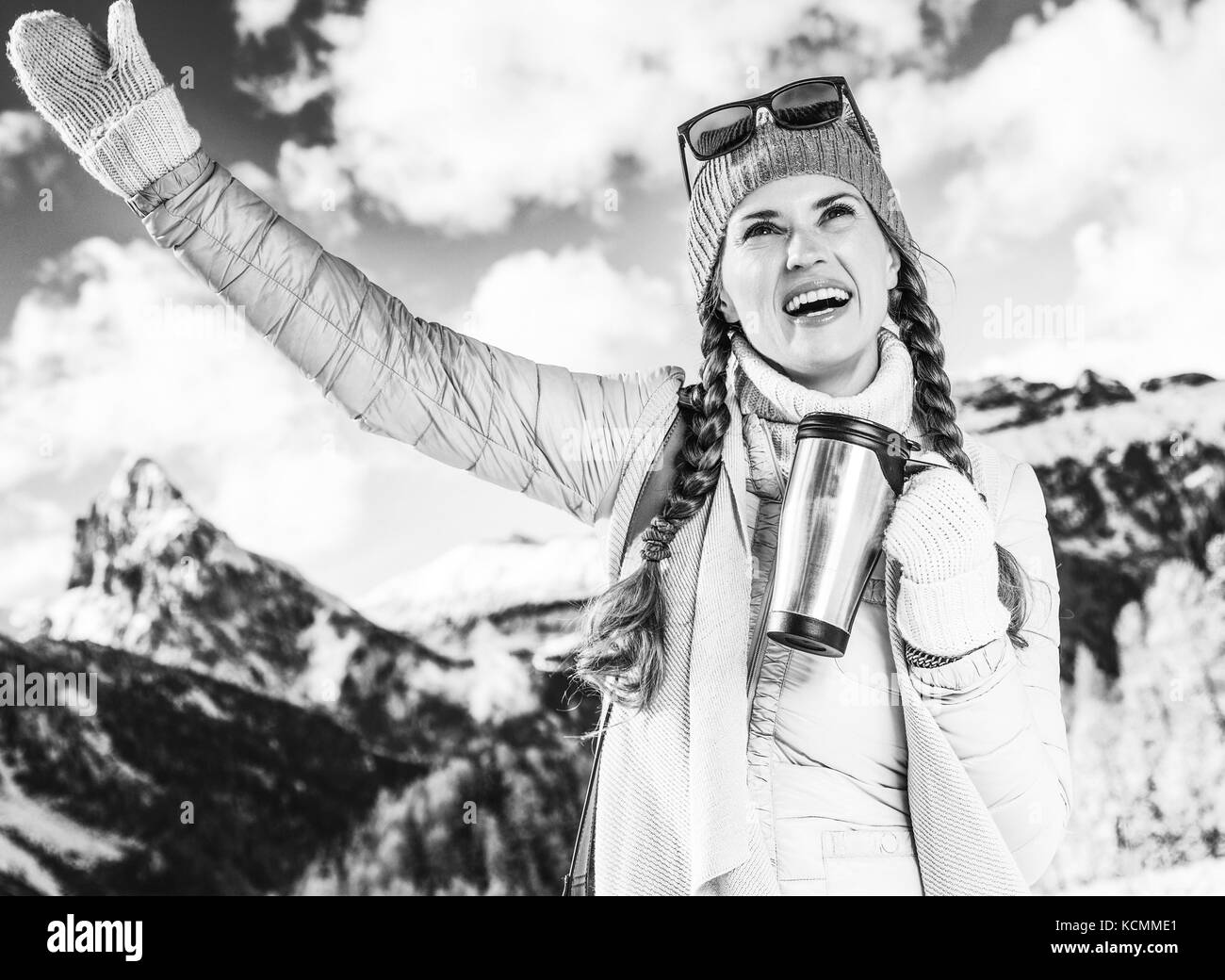 Winter auf höherer Ebene Spaß. lächelnd modernen Frau in der Bergwelt in Südtirol, Italien mit thermos Travel Mug mit Freuden Stockfoto