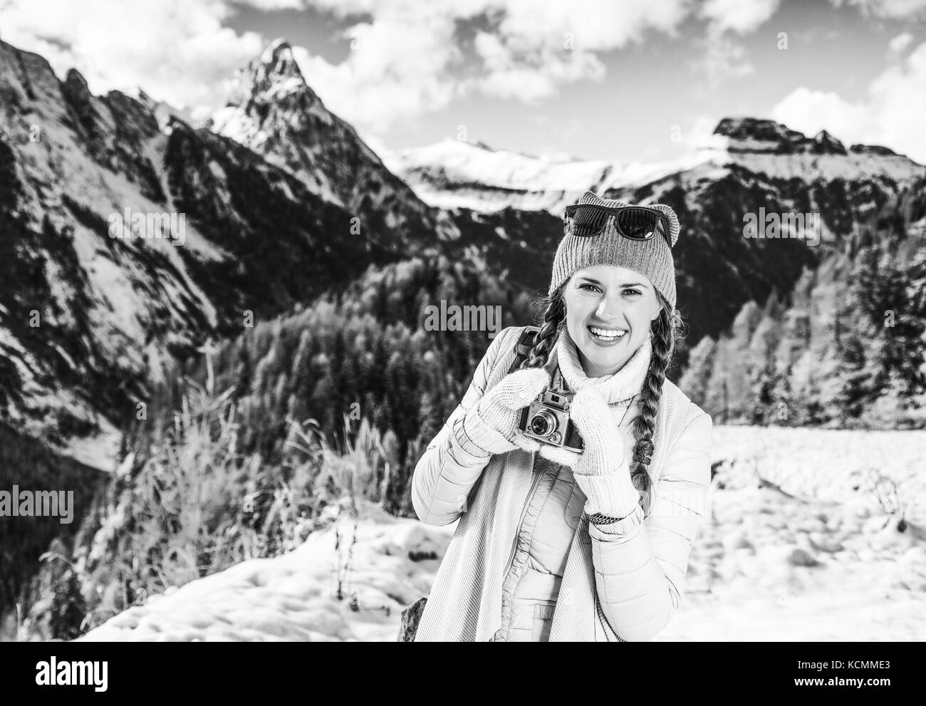 Winter auf höherer Ebene Spaß. Portrait von glücklichen jungen Touristen Frau in der Bergwelt in Südtirol, Italien mit Vintage foto Kameras Stockfoto