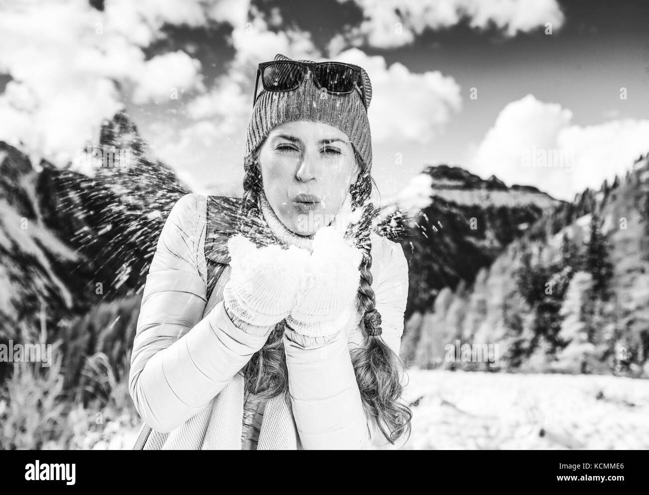 Winter auf höherer Ebene Spaß. Lächeln auf den modernen Reisenden Frau in der Bergwelt in Alto Adige, Italien Schneegestöber an Kamera Stockfoto