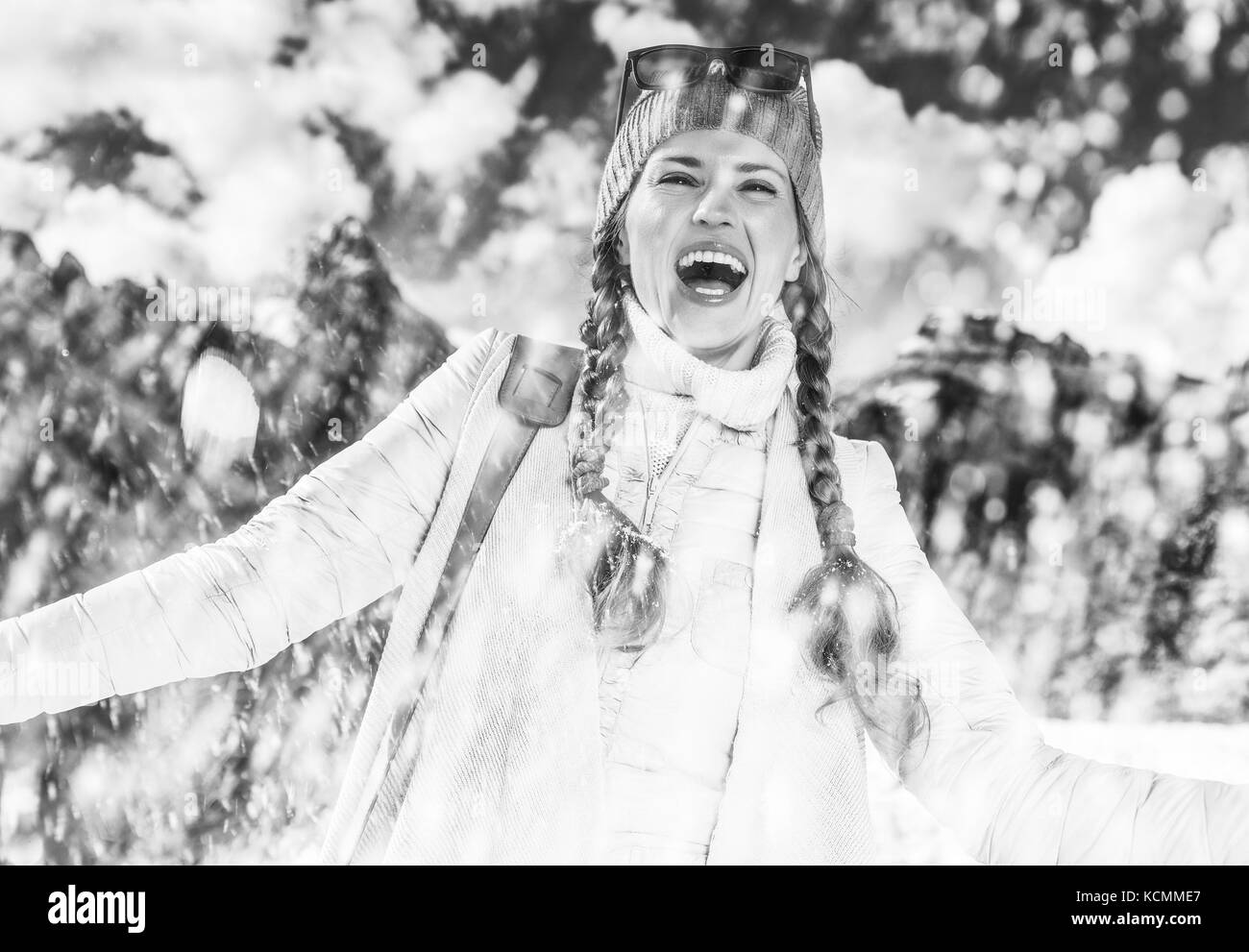Winter auf höherer Ebene Spaß. lächelnden jungen Frau in Alto Adige, Italien Schneefall genießen. Stockfoto